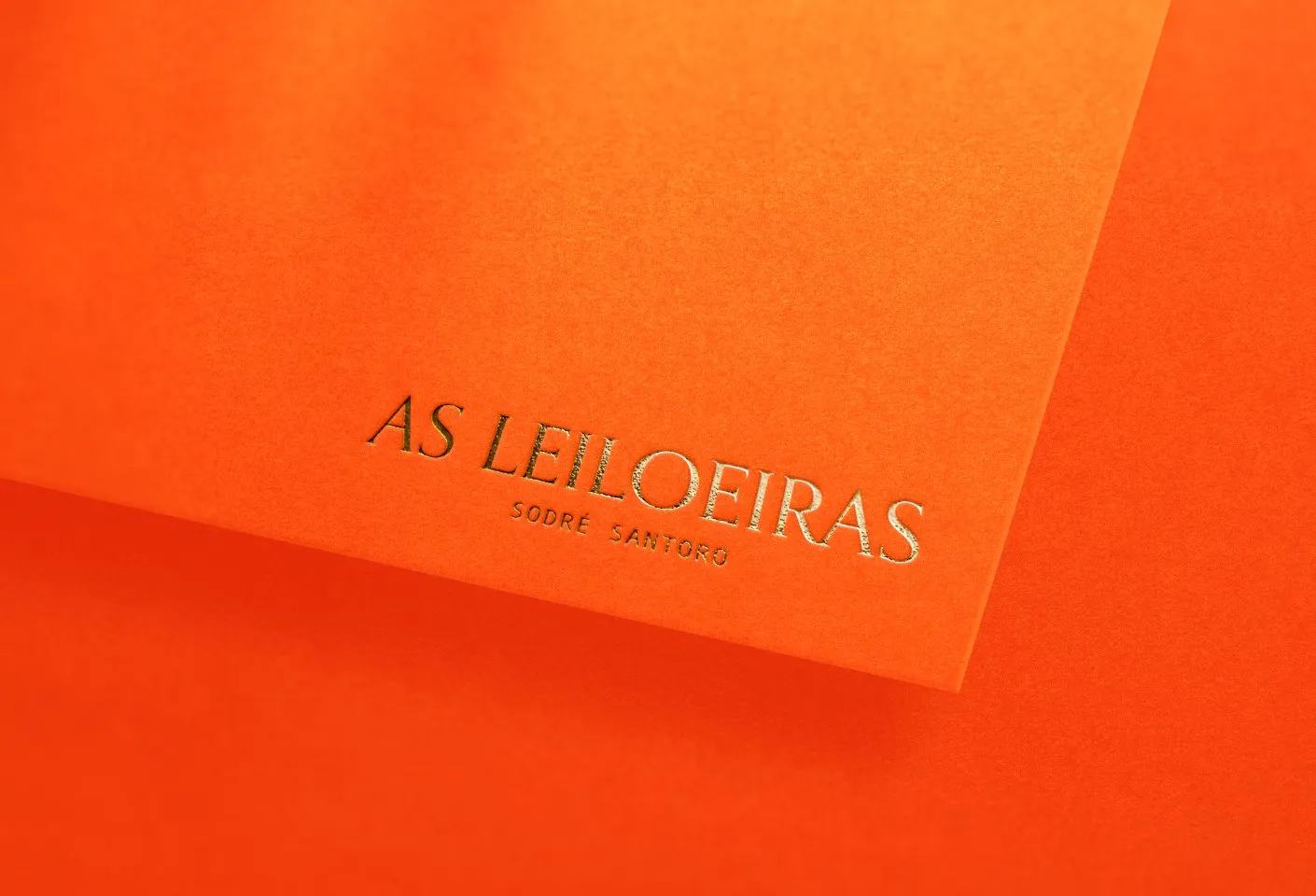 Orange paper with the name As Leiloeiras in gold