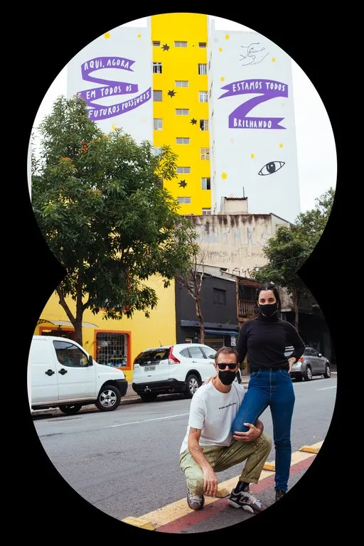 Felipe Morozini e Rita Weiner diante da empena do #BeTheSparkle na Rua dos Pinheiros